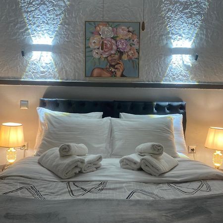 Anna Maria Greek Filoxenia Apartment Piraeus Bagian luar foto