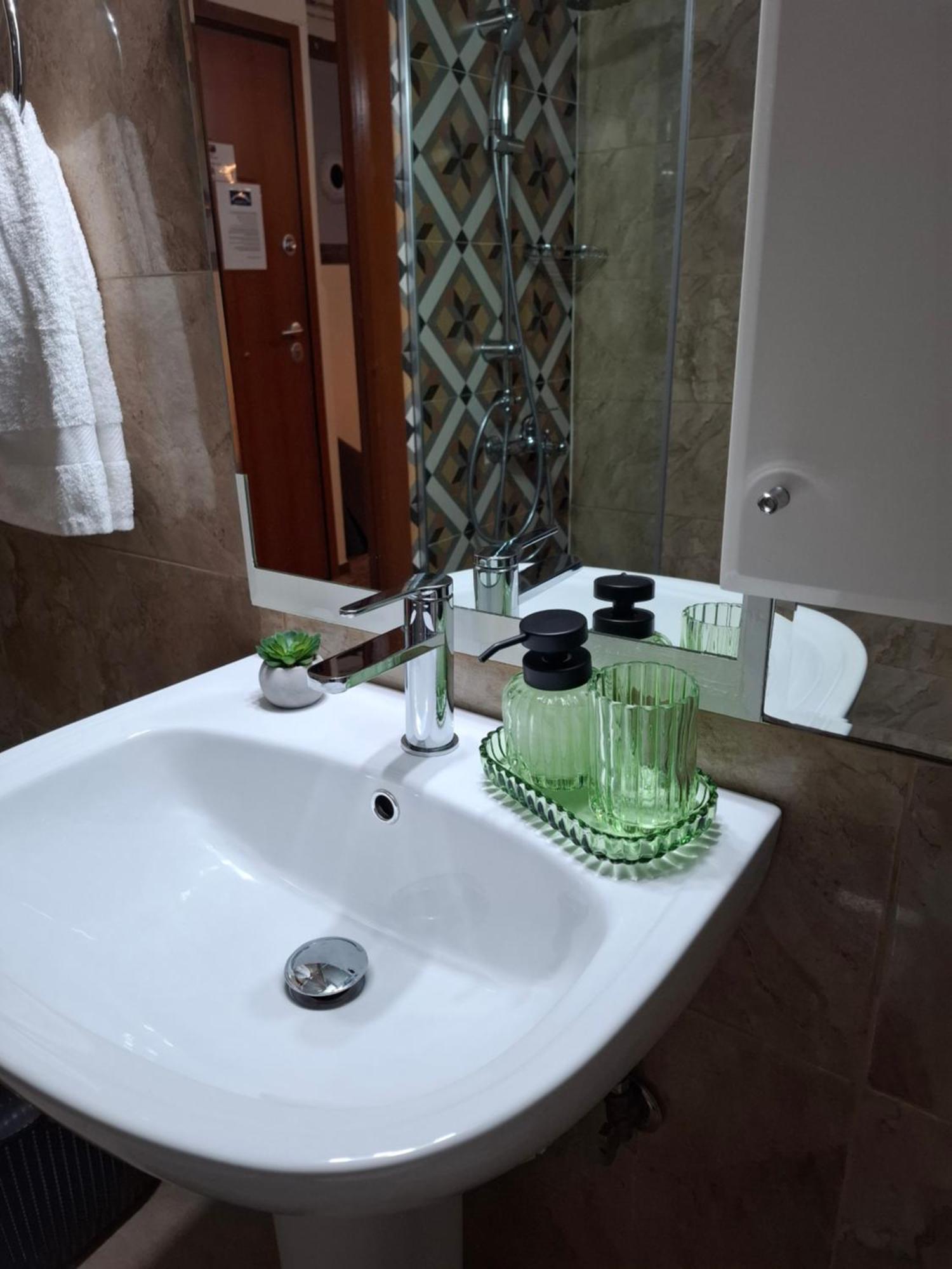 Anna Maria Greek Filoxenia Apartment Piraeus Bagian luar foto